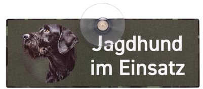 Deutsch Drahthaar DD Schwarz Autoschild „Jagdhund im Einsatz“ mit Saugnapf | Schwarzer Deutsch Drahthaar – Premium DD-Scheibenschild aus 3-mm-Aluverbund, 18 x 6,5 cm
