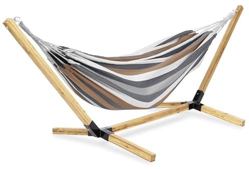 IDMarket – Hamaca con soporte madera y lona a rayas negro, blanco y chocolate Tahití
