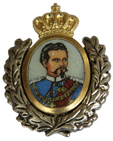Breiter Hutanstecker Hutabzeichen Hutschmuck Trachten-Anstecker König Ludwig II 3 x 3,5 cm Goldener Einsatz mit Ehrenkranz Trachtenpin Brosche