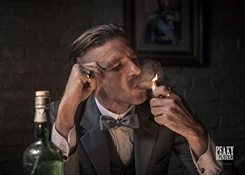 Displate Offiziell Peaky Blinders MetallPoster Magnetische Befestigung Inklusive Lizenziert Bilder Hochwertiges Poster Arthur smokes Poster 67.5 cm x 48 cm