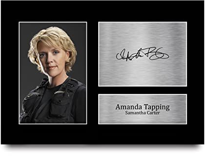 HWC Trading A4 Amanda Tapping Stargate SG-1 Geschenke Gedrucktes Signiertes Autogramm Foto für Fans von Fernsehshows