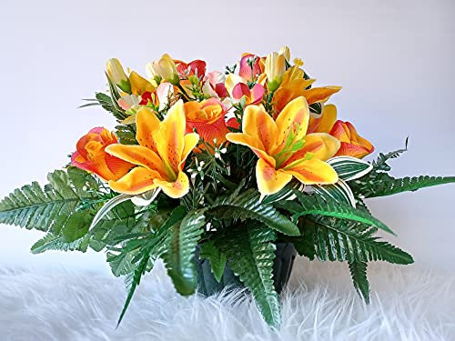 Roselynexpress Composition de Fleurs Lesté Ciment pour Une Parfaite Tenue à L' Extérieur vu Son Poids et Son Pot en Forme de Charlotte. Réalisé par nos Soins Fleurs de Qualité.