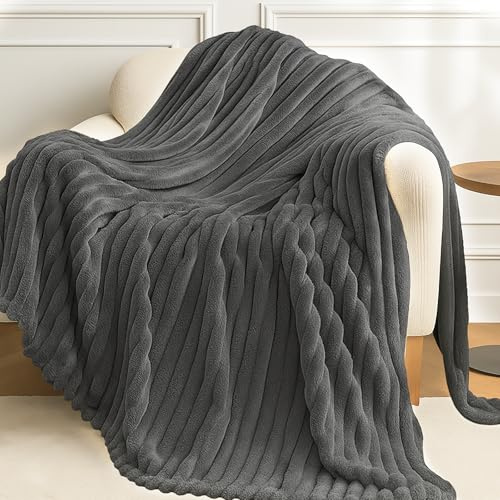 Quorlis Kuscheldecke Flauschig 150x200 – Weiche Flanell Kuscheldecke in Grau mit Cord-Streifen, Flauschige Decke als Couchüberwurf für Wohnzimmer & Sofa, Atmungsaktiv & Hautfreundlich