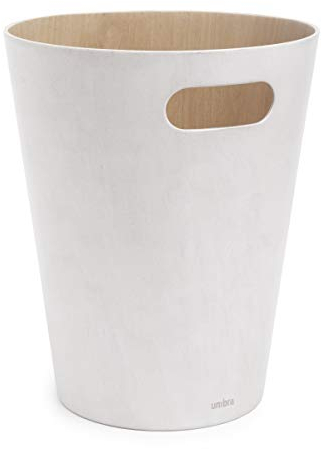 Umbra Woodrow Abfalleimer – Zweifarbiger Holz Papierkorb für Büro, Badezimmer, Wohnzimmer und Mehr, 7,5l Fassungsvermögen, Weiss/Natur