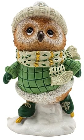 Dekohelden24 Wintereule, Weihnachtsfigur, Figur Eule, Deko-Kauz, Winterfigur mit Schal und Skiern aus Keramik, in grün und braun, L/B/H 9 x 7 x 15cm.