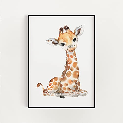 DYKGRAAF Giraffenbaby, DIN A4 Hochformat (210x297 mm), Kunstdruck Poster für Wohnzimmer, Art Print Schlafzimmer, Küche, Esszimmer, Wandbild Geschenk Wanddeko - ohne Rahmen
