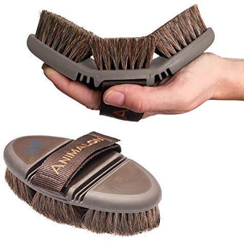 Animalon CareFlex Rosshaar-Kardätsche | Flexible & Ergonomische Pferde-Bürste mit Klettverschluss für angenehme Pferde Fellpflege | Pferde Zubehör | Putzzeug für Pferde (Braun)