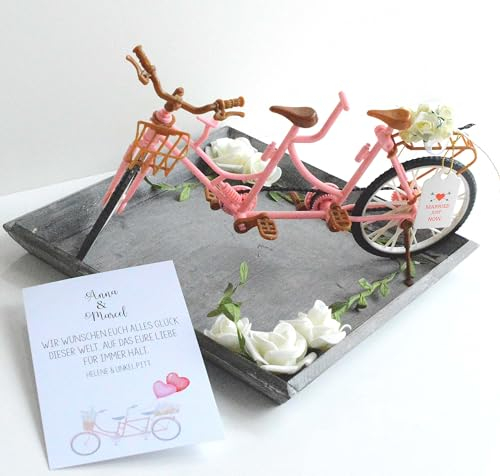 Personalisiertes Hochzeitsgeschenk für das Brautpaar – Dekoratives, Romantisches Tandem-Fahrrad auf Holztablett, verziert mit weißen Rosen – Inklusive personalisierter Glückwunschkarte