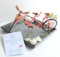 Personalisiertes Hochzeitsgeschenk für das Brautpaar – Dekoratives, Romantisches Tandem-Fahrrad auf Holztablett, verziert mit weißen Rosen – Inklusive personalisierter Glückwunschkarte