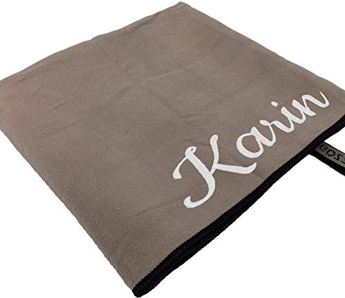 Sporthandtuch mit Name oder Wunschtext Bestickt, Mikrofaser Handtuch - ideal als Fitnesshandtuch, Badehandtuch, Reisehandtuch & Strandtuch, kompakt, leicht & schnelltrocknend, 50 x 100 cm Taupe
