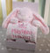 BotoBaby Babydecke mit Namen & Geburtsdatum Bestickt Plüschtier Hase – Personalisiertes Geschenk zur Geburt, Taufe, Ostern, Baby-Shower, Kuscheldecke 75x100 cm, weich & sicher (Rosa - Hase)