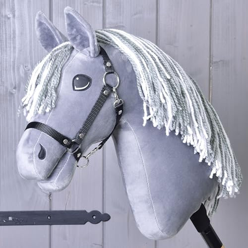 LarDen Hobby Horse Calypso mit schwarzem Halfter M, Stockpferd Für Kleine, HANDGEFERTIGTES Große Kinder mit Zubehör | Spielpferd, Pferd Zum Reiten Spielzeug, Hobby Horsing, Hobbyhorse