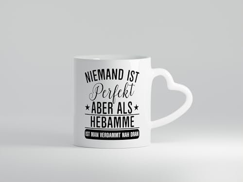Verdammt nah dran: Hebamme | Geburtshilfe - Herzhenkel Tasse - Kaffeetasse/Geschenk/Familie