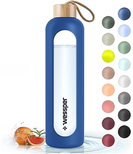 Wessper Motivational Water Bottle with Time Markings, Borosilicate Glass, Sports Water Bottle with Silicone Case, For Family Life, Camping, Yoga, Fitness, Outdoor 1 L – Blue