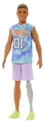 Barbie Ken Fashionistas Puppe Nr. 212 mit Beinprothese in Shirt mit Los Angeles-Aufschrift, fliederfarbenen Shorts und Turnshuhen, HJT11