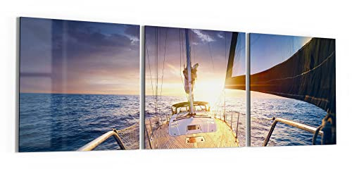 DEQORI Glasbilder Echtglas | Motiv Segelboot jagt Abendsonne | horizontal 3-teilig 150x50 cm | große XXL Deko | Wandbilder für Wohnzimmer, Schlafzimmer, Flur & Küche | moderne Wanddeko