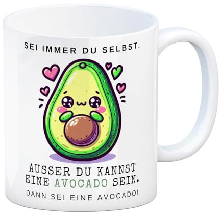 Avocado im Kawaii-Stil Kaffeebecher mit Spruch Sei du selbst oder Avocado Niedlicher Cartoon Avocado mit Gesicht Anime Design Illustration Avodaco Tasse