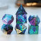 Elifel Dadi DND Set D&D 7 Pezzi Placcatura Iridescente, Resina Dadi da Gioco Particolari DND ‌Fatto a Mano‌ con Bordi Affilati per Giochi Tavolo di Ruolo Dungeons And Dragon con Custodia Regalo