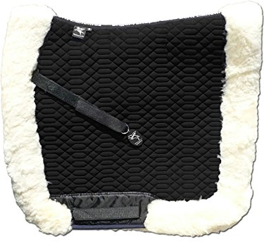 Engel Reitsport | SCHABRA3-D-BOR-MED | Schabracke | Lammfell Fully Lined | Steppstoff | Fellkranz rundherum | Dressur | Stoff Bordeauxrot Fell med.