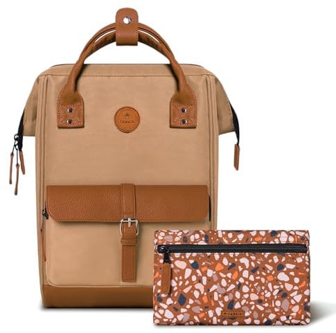 CABAIA - Sac à Dos Adventurer Kuala Lumpur - Maxi 23L - Déperlant - Compartiment Ordinateur Portable 15 - 2 Poches - Certifié Vegan - Sac Voyage, Affaires, École pour Homme et Femme - Marron