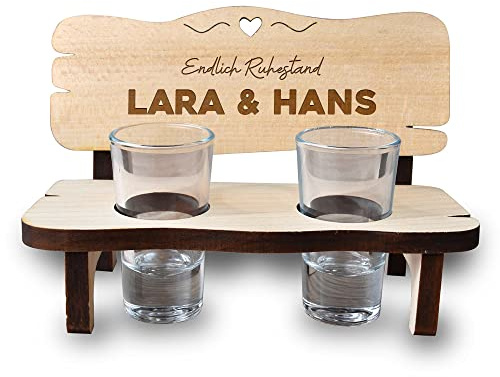 Holzbank mit Wunschgravur für Oma & Opa - Motiv Endlich Ruhestand - Schnapsbank mit 2 Shotgläser - nachhaltig, robust - Großeltern, Grandparents - Geschenk für Geburtstag, Weihnachten, Jubiläum