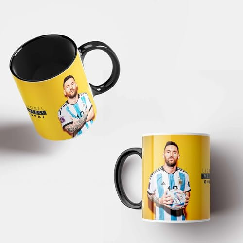 KAWAINK Lionel Messi GOAT Ceramic Coffee Mug – Fußball Keramik Kaffeetasse, 325ml, Spülmaschinenfest, Mikrowellenfest, Argentinien Trikot Design, Gelber Hintergrund (White & Black, 325ml)