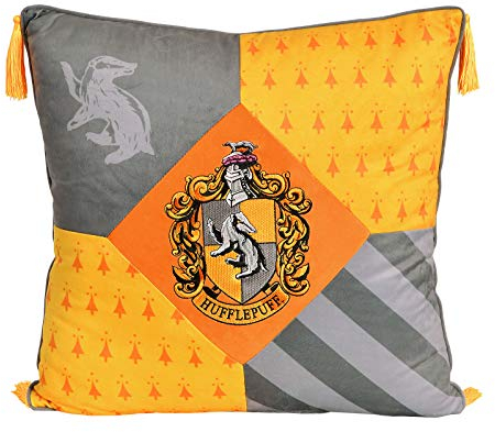 Elbenwald Harry Potter Kissen mit Quasten im Hufflepuff Design mit gesticktem Wappenpatch in den Hausfarben gelb grau 48 x 48 cm