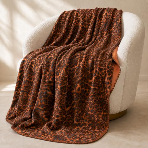 DENSHAUS Polar Kuscheldecke extra weich und warm – Fleecedecke 130x170 oder 150x200 cm – Wohndecke für Sofa, Bett und Reisen (130x170, Leopard Luxe)