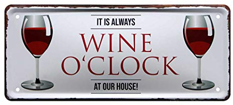 Blechschild It's always WINE O'CLOCK at our house - Dekoblechschild - Metallschild mit witzigen Spruch für Weinkenner - Geschenk für Weingenießer - Deko Küche, Weinkeller, Weinbar, Weinlaube - 28x12cm