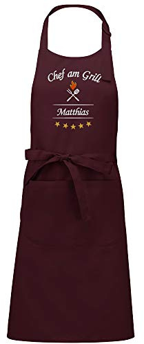 Direkt-Stick.de Grillschürze mit Namen bestickt, Schürze für Männer, PERSONALISIERBAR, Stickerei Chef am Grill, Latzschürze, Kochschürze 100% Baumwolle, Geschenk für Männer, Vatertag (weinrot)