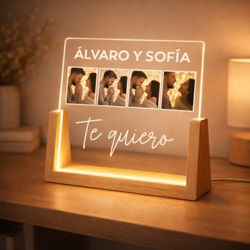 DEREGALOOS Lámpara Personalizada con 4 Fotos y Nombres. Placa de Metacrilato con Base de Madera LED. Regalo Aniversario para Parejas. Luz de Noche Decorativa con Mensaje Te Quiero