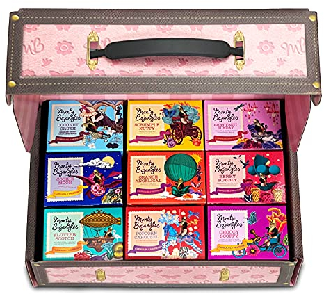 Monty Bojangles Chocolate Truffle Trunk Gift Hamper | Sortiment von kakobestäubten Schokoladentrüffeln | mit 9 Geschenkboxen und Geschmacksvariationen | Pink, 900 g (9 x 100 g Geschenkpackungen)