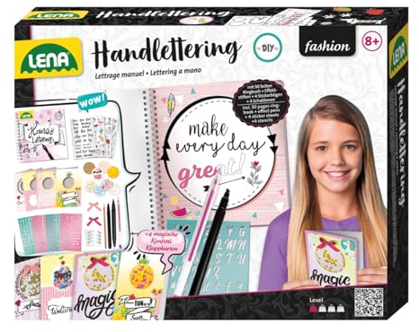 Lena 42335 - Handlettering Set Groß, Malset mit illustriertem Ringbuch, 4 Buchstaben Schablonen, 4 Stiften, 4 Stickerbögen und 4 Klappkarten, Handschrift Schreibset, Kreativset für Kinder ab 8 Jahren