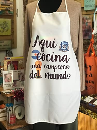 Delantal de cocina “Aquí cocina una campeona del mundo”. Argentina. Para el hogar o regalar. Original. Personalizados. Diseños propios.