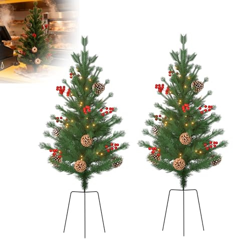 XMTECH 2xMini Weihnachtsbaum 76 cm PE – Mit Erdspieß, 30 LED-Lichter, Tannenzapfen & rote Beeren – Kleine Weihnachtsdeko für Zuhause, Tisch oder Kommode, Typ C