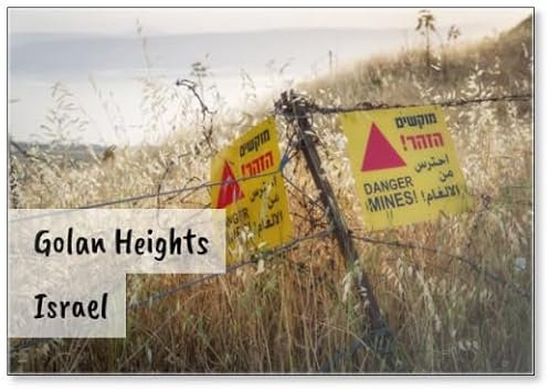 Gelbes Warnschild neben einem Minenfeld, nahe der Grenze zu Syrien, in den Golanhöhen, Israel, Kühlschrankmagnet