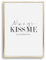 Tales by Jen Kunstdruck, Sprüche Poster: Always kiss me goodnight | Stilvolles Premium Poster auf hochwertigem Papier | Moderne Schlafzimmer Deko, schwarz weißes Wohnaccessoires | Ohne Bilderrahmen