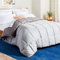 Linenspa 4 Jahreszeiten Bettdecke aus Microfaser – Ganzjahresdecke – Ultraweich – Steppdecke 155x220 cm, Grau (Stone / Charcoal)