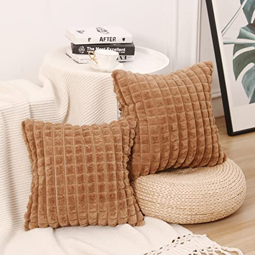 Mandioo Lot de 2 Housses de Coussin Marron 50x50cm en Fausse Fourrure Douce de Taie d'oreiller avec Texture de Plaid Idéales pour la Décoration de la Maison Canapé lit et Salon
