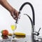 Grifo Cocina con 2 Modos Ducha Extraíble, 360° Giratorio Grifo de Fregadero con Manguera Silicona de Grado Alimenticio, Grifo Mezclador para Agua Fría y Caliente, Latón Cromado Grifos Fregadero