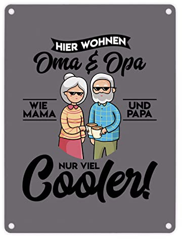 Hier wohnen Oma & Opa Metallschild in 15x20 cm in grau für deine Großeltern Wie Mama und Papa nur viel cooler Cool Geburtstag Blechschild Rentner lustig