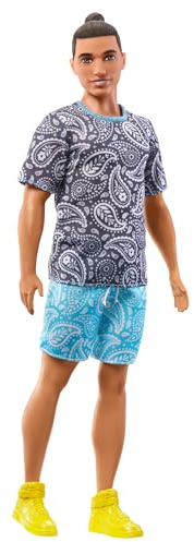 Barbie Fashionistas Poupée Ken, avec Cheveux Bruns en Chignon, T-Shirt Et Short À Motif Cachemire, Vêtements Et Accessoires, Jouet Enfant, Dès 3 Ans, HPF80