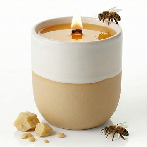 VOM REITER Bienenwachskerze im Keramikbecher mit Holzdocht – Knisterkerze aus 100% reinem Natur-Bienenwachs – 30 h Brenndauer – nachhaltige Geschenkidee (Weiß gestreift)