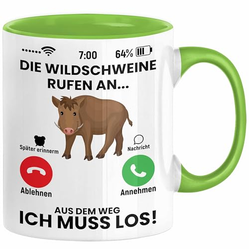 Trendation - Die Wildschweine Rufen An Tasse Geschenk für Jäger Lustiger Spruch als Geschenkidee zum Jagen (Grün)