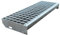F & R Gradino in metallo 700 x 240 mm zincato con viti – Griglia per scale in acciaio zincato a caldo antiscivolo per uso esterno + set di viti 4 pezzi.