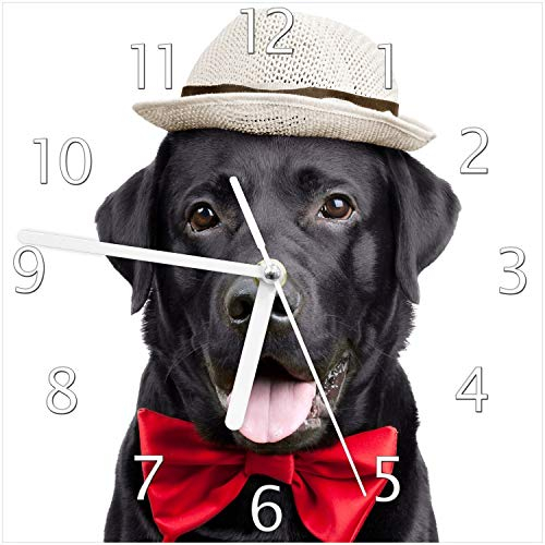 Wallario Design-Wanduhr Schwarzer Labrador Retriever mit roter Fliege und Mütze aus Glas, Motiv-Uhr Größe 20 x 20 cm, weiße Zeiger