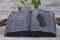 STEINFIGUREN SPICKER Steinfigur Grabschmuck Steinguss Buch Inschrift: Der Glaube gibt Uns Kraft 194/1.1 Basaltgrau