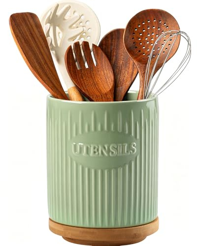 QINSDESIGNS 360° drehbare Küchenutensilien-Aufbewahrung – 19,5cm (7,6 Zoll) großer Keramik-Spender für die Arbeitsplatte mit Bambus-Sockel, stabiler Utensilien-Organizer, Landhaus-Küchendeko in Grün