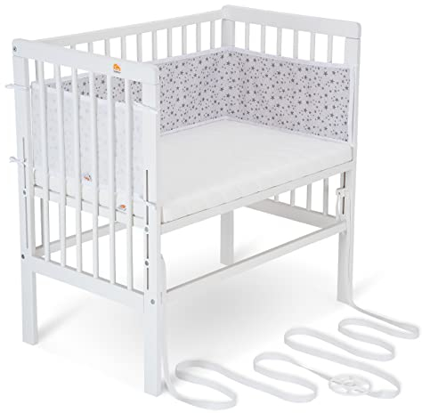 FabiMax Baby Beistellbett für Boxspringbetten, stufenlos höhenverstellbar, Buchenholz massiv weiß lackiert (mit Matratze Classic, Graue Sterne)