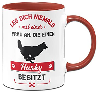 Tassenbrennerei Original - Hunde Tasse mit Spruch Leg dich niemals mit einer Frau an, die einen Husky besitzt - Kaffeetasse lustig (Rot, Husky)